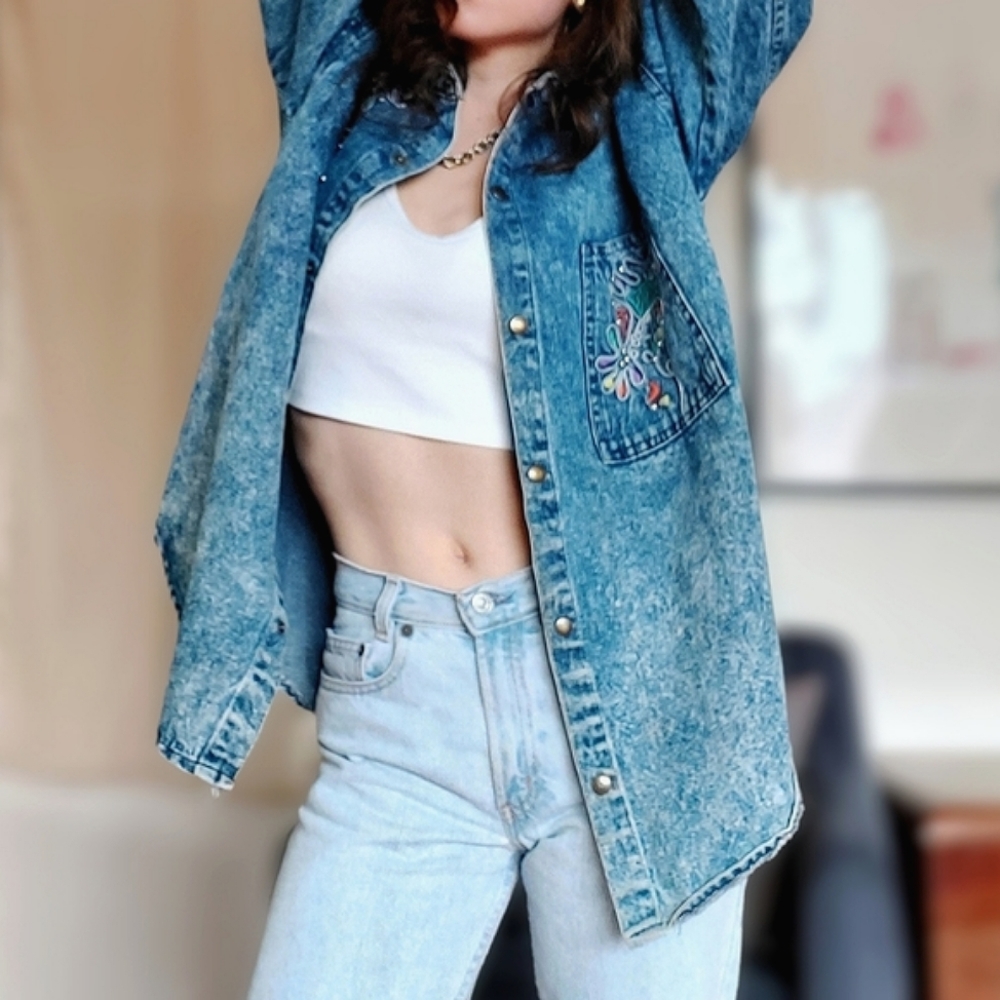 Vintage-Style Light Blue Denim Jacket with Embroidered Pocket